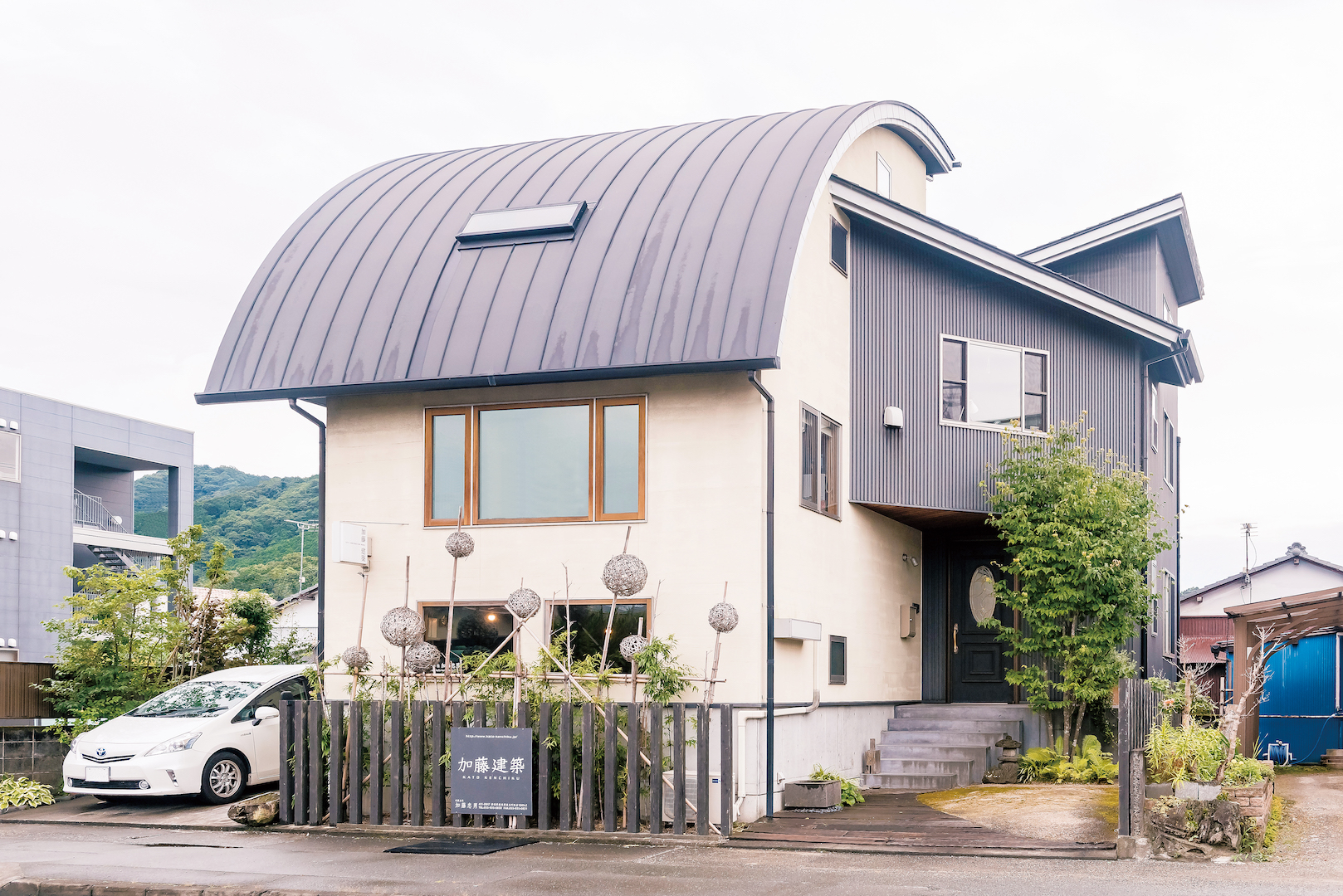 天然木と自然素材で建てた自邸をオープンハウスとして公開中。