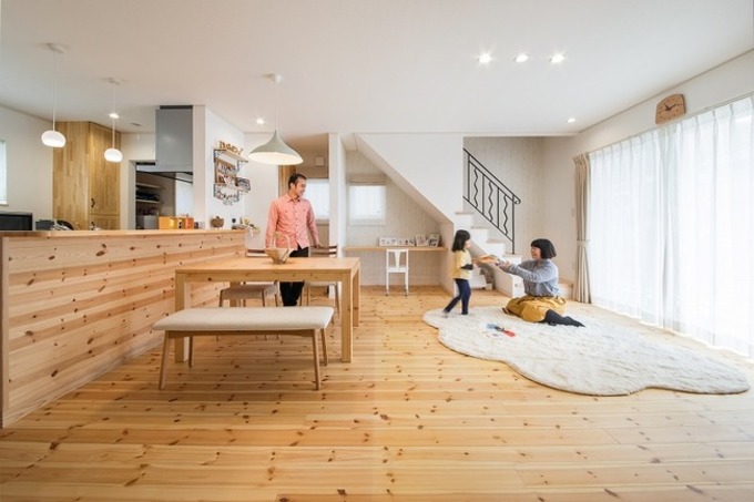 素朴で柔らかいイメージのあるパイン材を使い 暖かいイメージのある空間に イエタテ