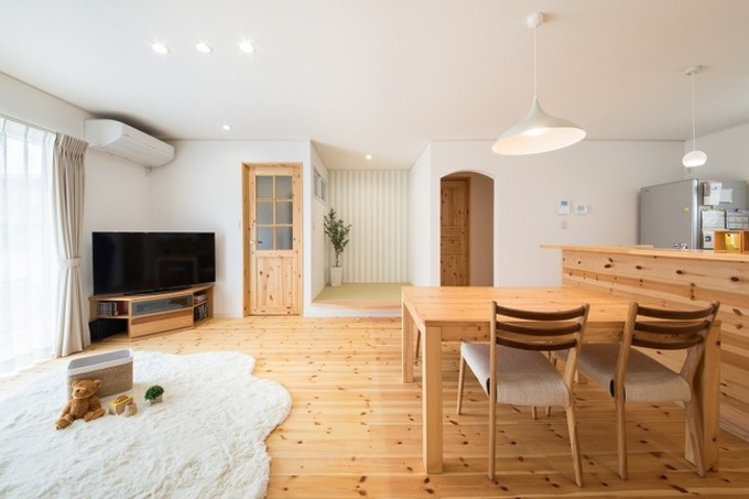 素朴で柔らかいイメージのあるパイン材を使い 暖かいイメージのある空間に イエタテ