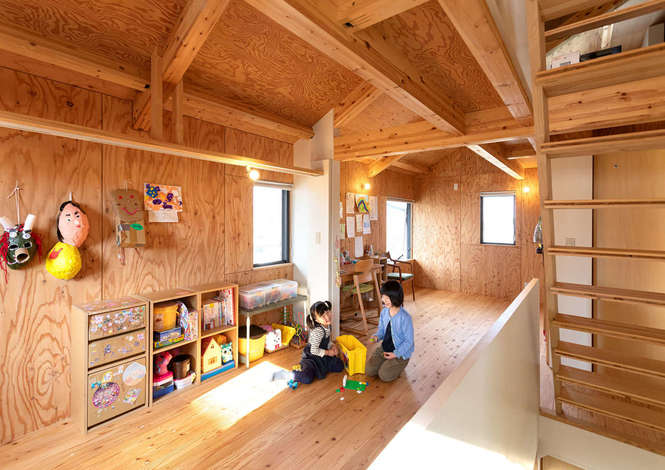 ２階の子ども部屋は仕切りのないオープンな空間 １階の家族の気配を感じとれる 構造用合板の壁は お子さまのギャラリースペース 自慢の工作や絵を