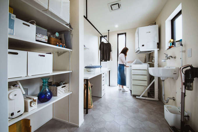 室内干し空間を兼ねた家事室の広さは3坪ほど 採光や通気性の良さにも配慮し 作業スペースもたっぷりと確保 イエタテ