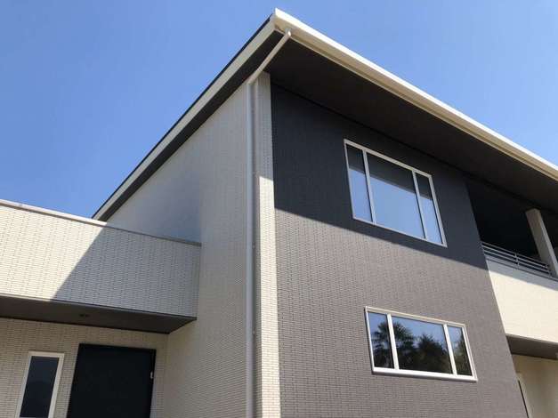 落ち着いた色味のタイルの壁が 重厚感と高級感を醸し出す外観 タイルの外壁は初期費用がかかると敬遠されがちだが 耐久性にすぐれているため 他の