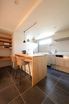 キッチンは壁付けのi型とし カウンター部分には家電と食器を収納 調理 配膳 片付けがスムーズにできる イエタテ