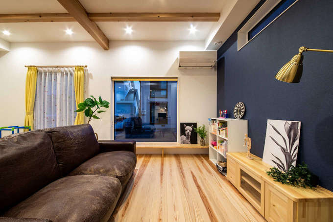 紺色のアクセントクロスと天井の化粧梁でブルックリンスタイルにコーディネートしたリビング 造作のtvボードが室内の雰囲気とベストマッチ イエタ 紺色のアクセントクロスと天井の化粧梁でブルックリンスタイルにコーディネートしたリビング 造作のtvボードが室内の雰囲気とベストマッチ イエタ
