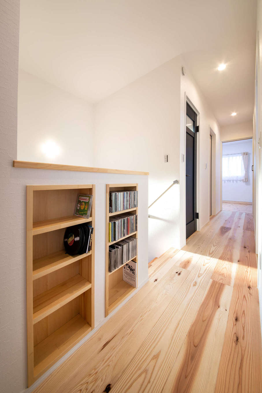 2階の廊下の腰壁を有効利用して 書棚スペースを確保 ご主人の愛読書やお子さんの絵本を並べ 寝る前に本を取り出して寝室へ持ち込める イエタテ
