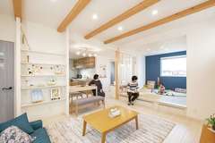 子どもと一緒に思い出を作る 屋上のある2階リビングの家