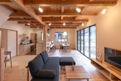 自然の恵みに満たされた天然木と珪藻土の家