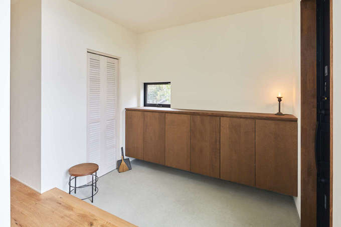 清潔感あふれるシンプルな玄関ホール 収納も充実し 常にすっきりと見せることができる 壁の角はあえて丸くせず エッジの効いたシャープな印象に