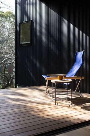 外にいるような 中にいるような中間領域が心地いい 屋根付きのウッドデッキ 外からの目線をシャットアウトしつつ qや子どもプールなどを存分