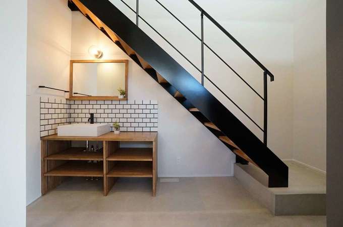 階段がリビング内にあると 子どもが思春期を迎えた頃に鬱陶しく感じるだろうと 玄関ホールに配置 ただし Ldkからも階段が見えるので奥さまも安