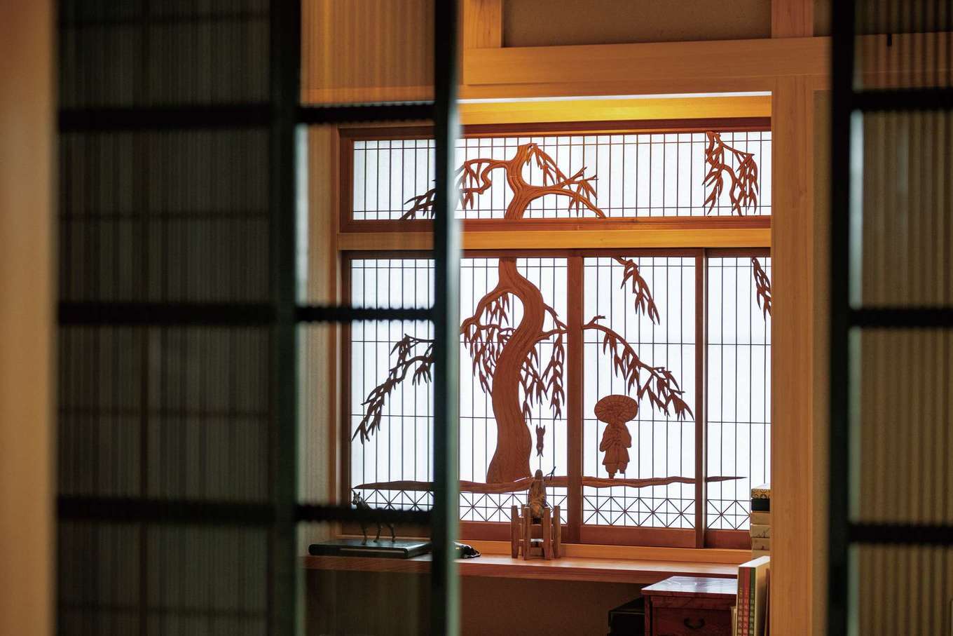 7江戸末期からの建具も生かし 融合させ レトロモダンに仕上げた 当時の人の手で掘られた古い障子が 歴史と趣きを感じさせる 旭建設