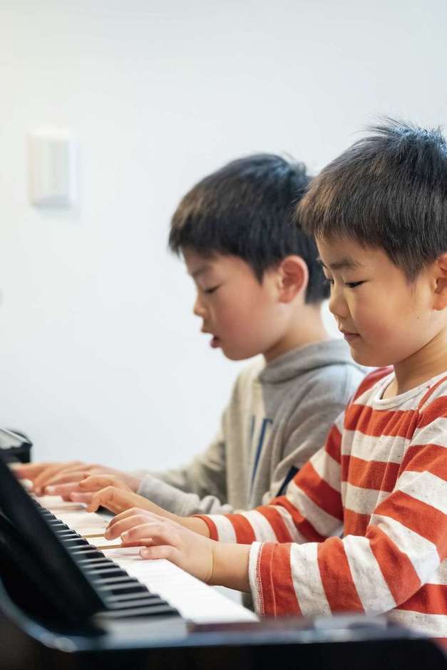 次男が受けるグレードテストの課題曲は かっこう と チューリップ 奥さまが子どもの頃に使っていたピアノで 長男に負けじと上手に両手で弾いて