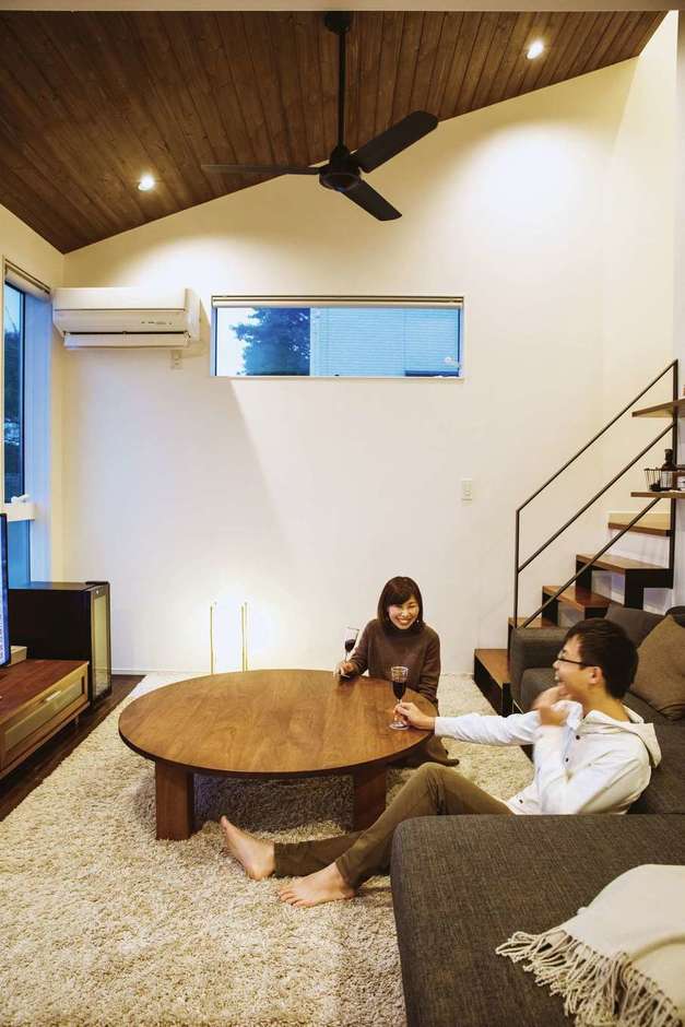 Ldkは自然素材のぬくもりと勾配天井の大らかさがバランスよくブレンドされている リビングイン階段は奥さまの希望 あえて3段だけ見えるようにす