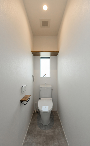 トイレは白を基調にモルタル風の床と無垢材を組み合わせ シンプルにデザイン イエタテ