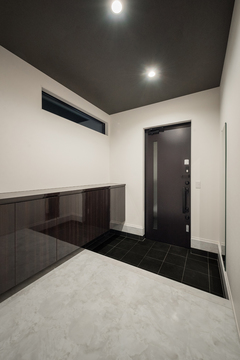 玄関土間には黒い大理石を ホールには大理石調パネルでコントラストをつけた イエタテ