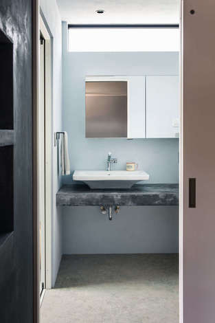 モールテックスで仕上げた造作洗面台に サンワカンパニーの洗面ボウルを設置 収納付きの大きな洗面鏡は夫妻のお気に入りだ イエタテ