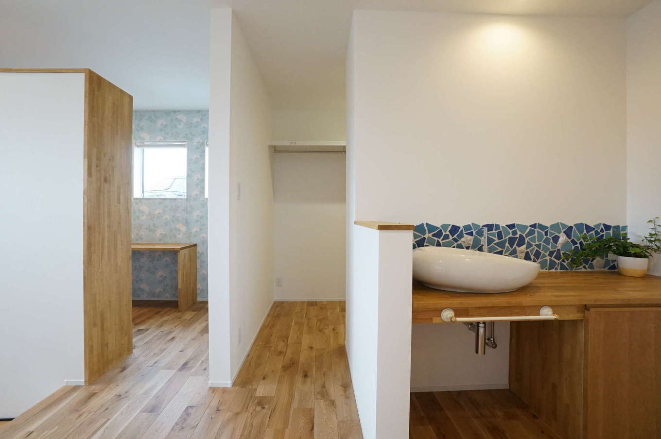 手洗いコーナー ウォークインクローゼット スタディコーナーなど多機能を持つ2階フリースペース イエタテ