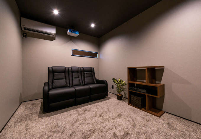 ご主人のたっての希望で実現した2階のシアタールーム スクリーンは未使用時 天井内に収納できるようになっている イエタテ