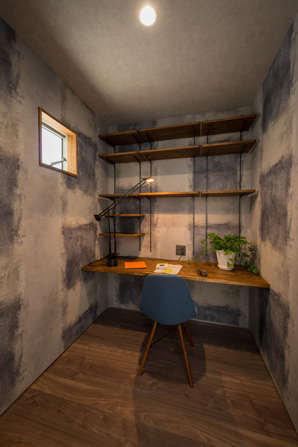 ご主人の書斎コーナー ブルックリンスタイルを意識してコンクリート調のクロスやオープンラックを用い ご主人好みのクールな空間にコーディネート