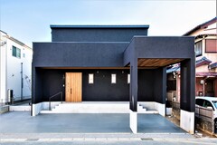 玄関と一体化したガレージに自転車を置くため 便利なスロープをつくった 直線的なフォルムはスタイリッシュでありながら 軒天やベランダの手すり