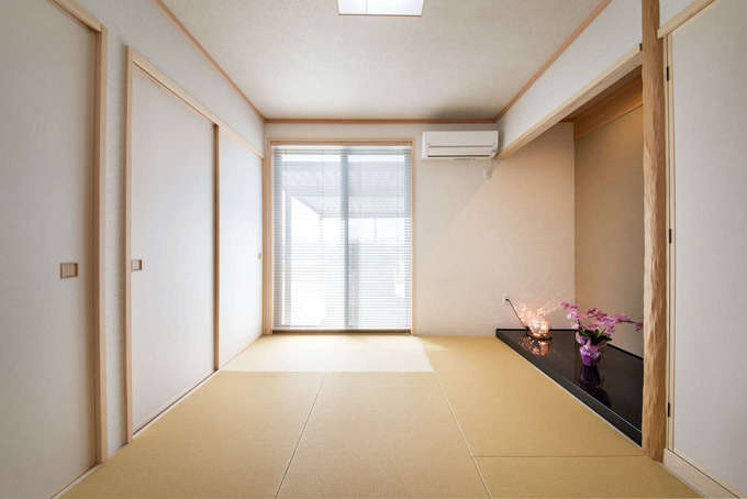 いつでもお客さまを迎えられるようにしたい という奥さまの要望で 玄関を入ってすぐの場所に 客間にもなる和室を配置 イエタテ いつでもお客さまを迎えられるようにしたい という奥さまの要望で 玄関を入ってすぐの場所に 客間にもなる和室を配置 イエタテ