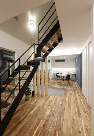 アイアンのストリップ階段はスペースを最小限に抑え Ldkに明るさと開放感を確保 黒いアイアンが空間を引きしめ 意匠性を高めている イエタテ