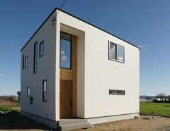 夫婦それぞれの趣味部屋がある、木のぬくもりを感じる家