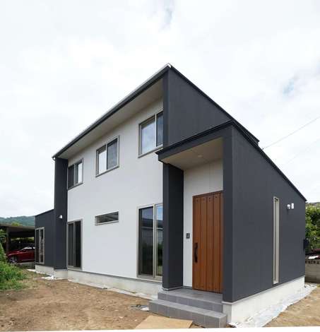 深い軒と袖壁で光を遮る外観デザイン 外壁は 伸縮性 通気性 防水性 断熱性を備え クラックも防止するスタッコフレックスを採用 イエタテ
