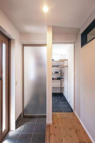 靴好きのご主人のため 玄関横に大容量のシューズクローゼットを配置 自転車も入り収納力抜群 イエタテ