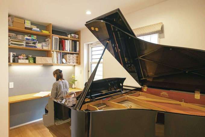 リビングから見えるグランドピアノは奥さまの憧れ シンプルでナチュラルな空間を優雅に彩っている イエタテ