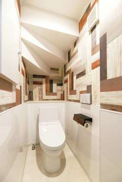 輸入住宅らしさあふれるクロスが素敵なトイレ イエタテ