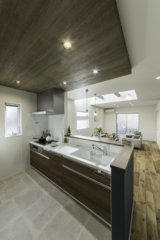 家族の様子を見渡せる場所に設けたキッチン 天井を10cm下げたアクセントウォールが空間に変化をもたらす イエタテ