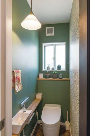 グリーンと柄を組み合わせたトイレのクロス使いにも 奥さまのセンスが光る イエタテ