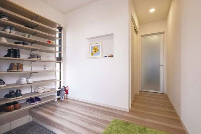 玄関のシューズクロークはフルオープンにして 見せる収納でオシャレに演出 イエタテ