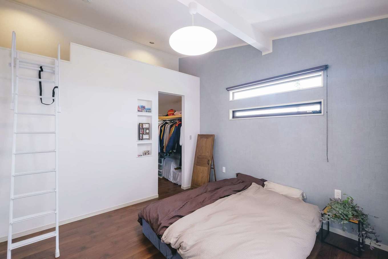 ウォークインクローゼットの上にはロフトを設け 収納スペースに イエタテ