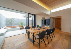 季節を楽しむ中庭のある家