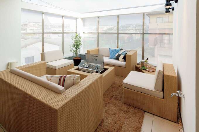 1階のガレージの上に屋上テラスを設けたことで 狭小地でありながら庭スペースを確保 アウターリビングとしても活躍する 目隠しに用いたパンチング