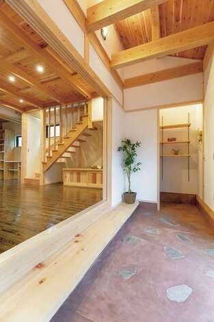 建築用語を覚えるほど勉強したご主人と 実家が真壁づくりだった という奥さま おふたりは自然と 柱の見える真壁づくり 広い土間と土間収納のあ