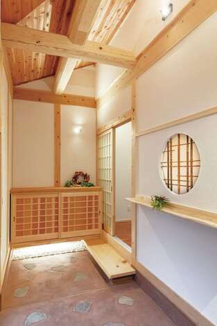 勾配天井を照らす明かりや 造作収納下の間接照明が和のムード