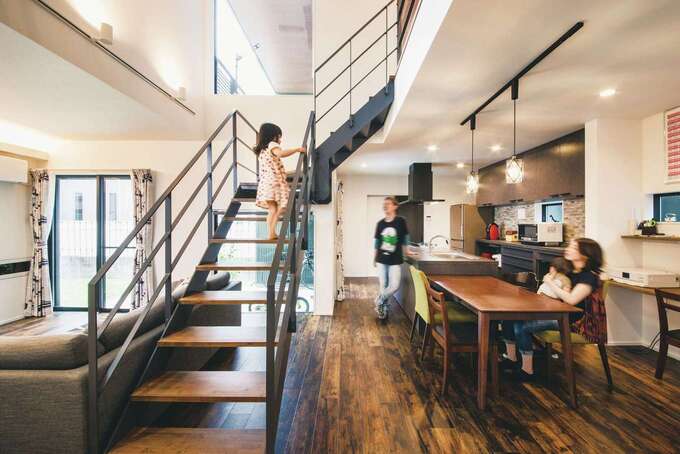 中庭から光と風がほほ笑む オープン階段のある家 内田建設の新築施工例 イエタテ