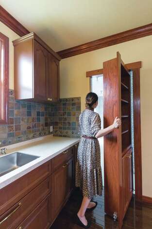 隠し扉になっているキッチンの棚 キッチンからユーティリティスペース 洗面 玄関と回遊でき 動線も便利 イエタテ