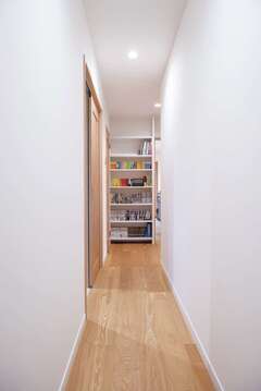 廊下のデッドス ペースを活かして本棚を造作 イエタテ