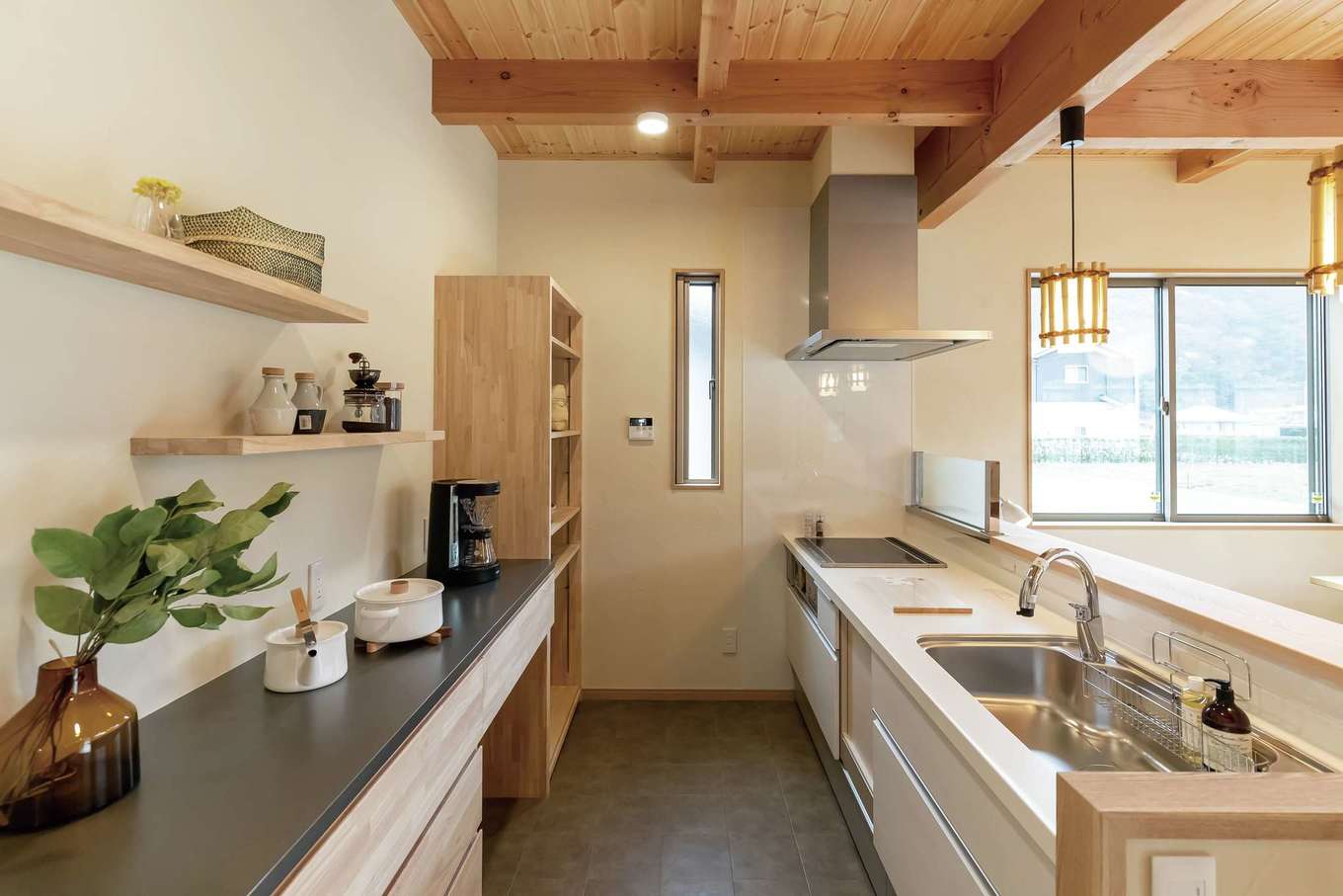 ワークスペースを広々と設けた対面式のキッチン 背面の食器棚やオープンラックも 住まいる の造作家具 イエタテ