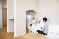 デザイン性の高いクロスは ツートンカラーに分けることでセンス良く活用できる イエタテ