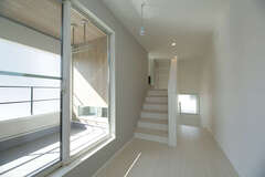 インナーバルコニーは奥行きがあり プールやイスを出して外を満喫 イエタテ