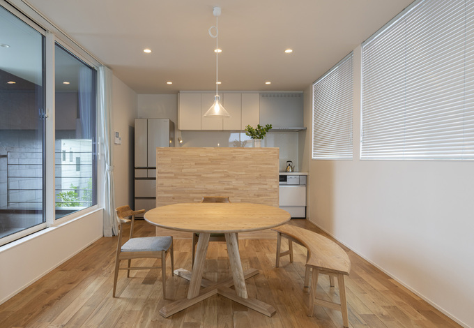 リビングをできるだけ広くとるため キッチンは壁付けタイプを選択 その代わり キッチン内が見えない間仕切り収納を造作 交通量の多い通りに面した