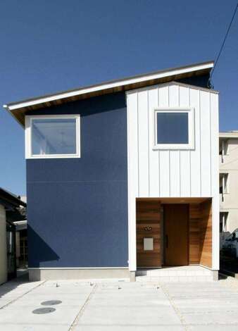 三角屋根の上に片流れの屋根を載せたような独創的な外観デザイン インスタ映えしそうな青と白のコントラストもかわいい 太い窓枠にも夫婦のこだわり