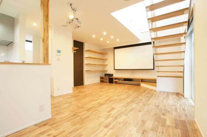 外からは想像もつかない23 7畳の大空間リビング 夫婦共通の趣味である映画を大画面 大音量で楽しむために100インチのホームシアター設備を導