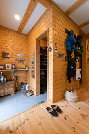 アウトドア好きなおふたりのリュックサックもインテリアのひとつに 土間収納にはご主人がdiyで使う工具が整然と並ぶ イエタテ