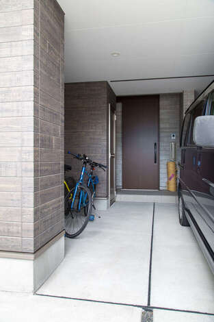 軽自動車がピッタリ入るビルトインガレージ 玄関の位置は綿密に計算して 駐車している状態でも人や自転車の出入りの動線に配慮 イエタテ